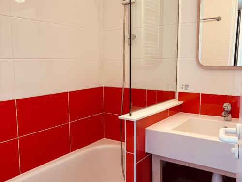 ein Badezimmer mit einem weißen Waschbecken und roten Fliesen in der Unterkunft Duplex cosy 6/7 pers. à Avoriaz, balcon - FR-1-634-87 in Morzine