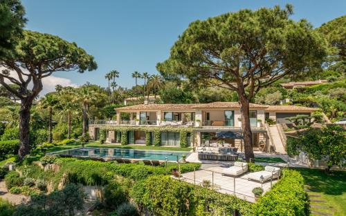 une vue aérienne d'une maison avec piscine et arbres dans l'établissement Villa Le Faune - Ultra-Luxurious 10 en-suites with Sea View and Tennis, à Saint-Tropez