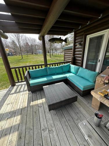 un patio con un sofá azul en una terraza en South Shore Resort - The Sparrow, en Twin Lake