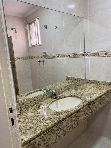un baño con lavabo y espejo en Hotel Lido (Adult Only), en Río de Janeiro