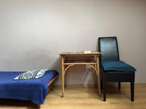 een bureau en een stoel naast een tafel en een bed bij Graz Narek house 4 in Altenfelden