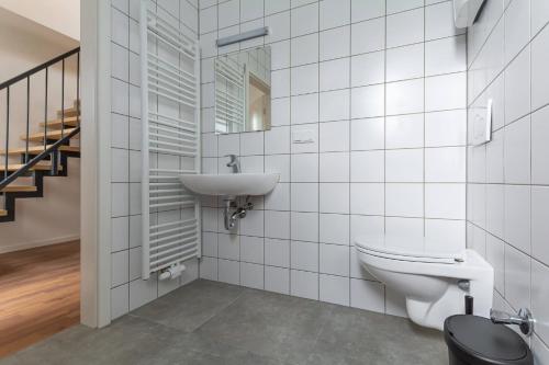ein Bad mit einem WC und einem Waschbecken in der Unterkunft T&K Apartments - DUISBURG - Frisch renovierte 4 Zimmer Maisonetten mit Privatparkplätzen in Duisburg