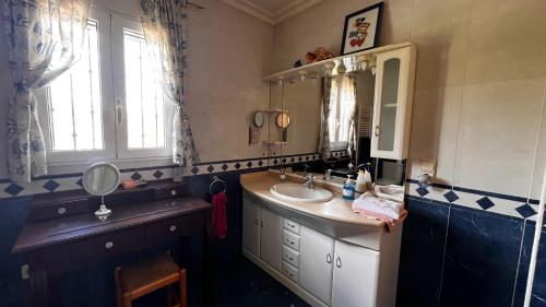 uma casa de banho com um lavatório e um espelho em Rincón Mediterraneo em Monnegre de Arriba