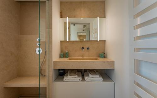 une salle de bain avec un lavabo et une douche dans l'établissement Villa Le Faune - Ultra-Luxurious 10 en-suites with Sea View and Tennis, à Saint-Tropez