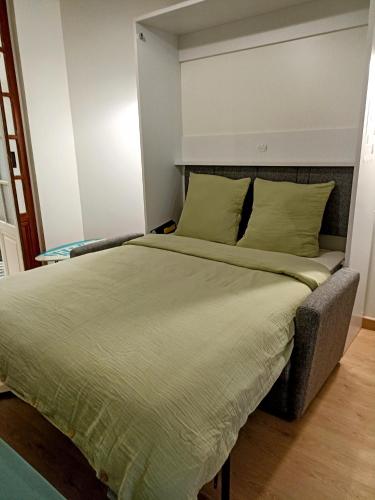 une chambre avec un grand lit dans une pièce dans l'établissement Studio La Cabine, à Mers-les-Bains
