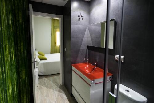 un bagno con lavandino, servizi igienici e un letto di CASA CON PATIO a Pozoblanco