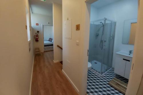 uma casa de banho com um chuveiro, um WC e um lavatório. em Hostel Douro Backpackers no Pinhão