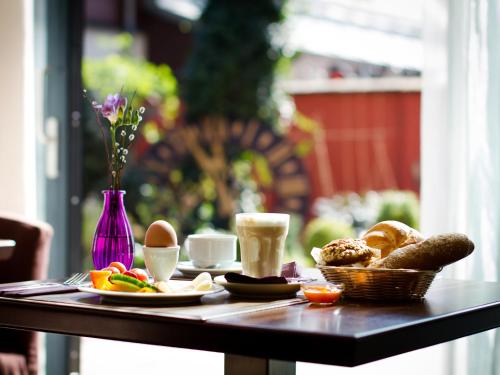 een tafel met ontbijtproducten en koffie erop bij Pension Stadthalle in Wenen