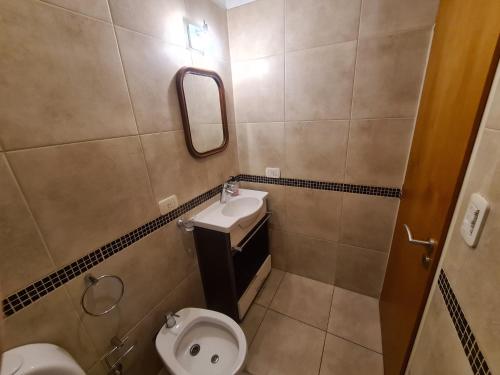 uma pequena casa de banho com WC e lavatório em Departamento luminoso em Bahía Blanca