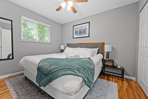 セントチャールズにある411 San Juan Recently Renovated 2 Bedroom TownHomeのベッドと天井扇風機のある寝室