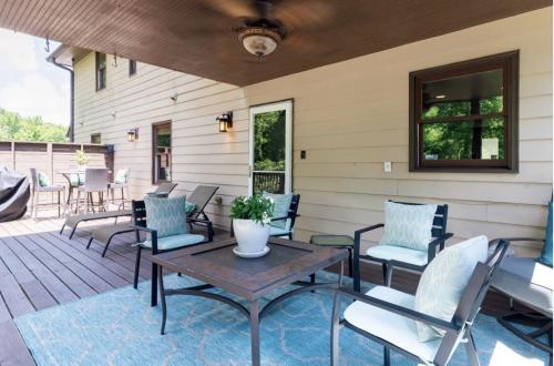eine Veranda mit Stühlen und einem Holztisch in der Unterkunft Atlanta Forest Sanctuary home in Atlanta