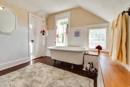 baño con bañera blanca y alfombra en Historic Charleston Home Less Than 1 Mi to University! en Charleston