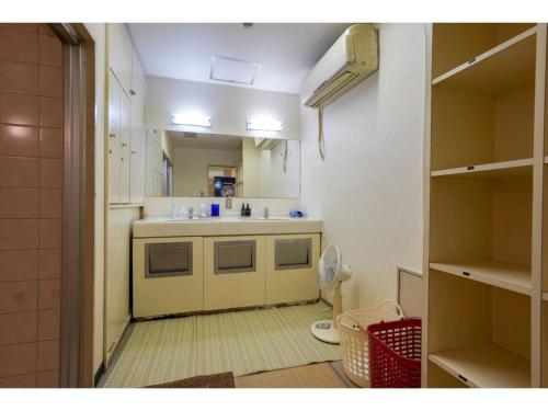 東京にあるMale Only Capsule Inn Hamamatsucho - Vacation STAY 68799vの小さなキッチン(シンク、カウンター付)