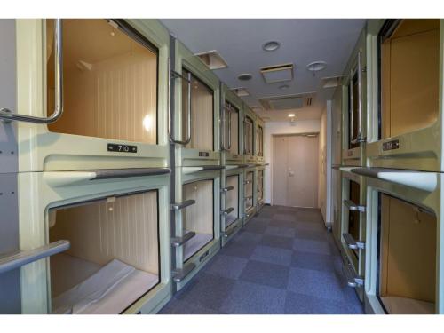 pusty korytarz z otwartymi drzwiami w obiekcie Capsule Inn Hamamatsucho - Vacation STAY 68799v w Tokio
