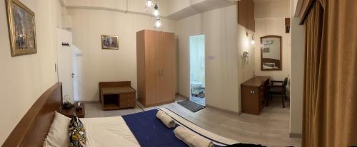 um quarto de hotel com uma cama e uma secretária e um quarto em Nicosia Venetian Walls em Nicósia