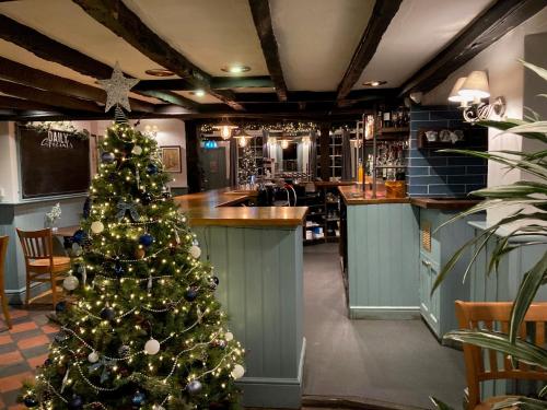 uma árvore de Natal no meio de um bar em Blue Ball Inn, Sandygate, Exeter em Exeter