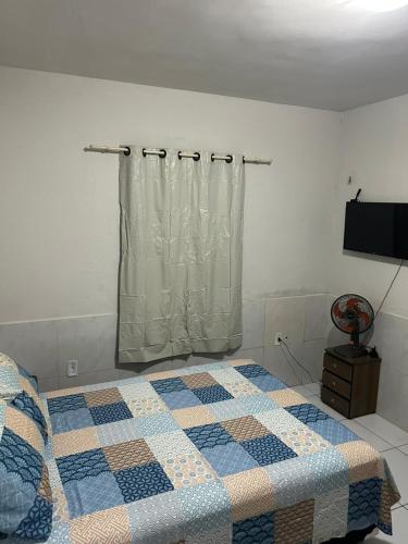 1 dormitorio con cama y cortina de ducha en Apartamento Grand Maracanaú - Premium, en Maracanaú