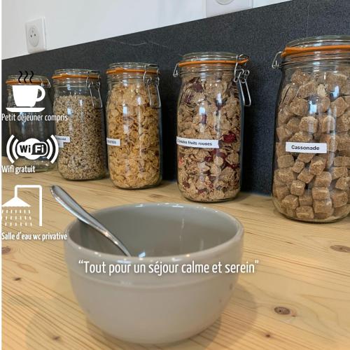 un paquet de bocaux en verre rempli de noix sur un comptoir dans l'établissement Les AGRIATES, à Besançon