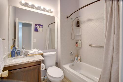 uma casa de banho com um WC, um lavatório e uma banheira em Aurora Vacation Rental 18 Mi to Downtown Denver em Aurora