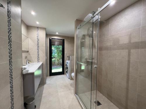 une salle de bain avec une douche, des toilettes et un lavabo dans l'établissement Capleouna-Villa la Cabane, à Antibes
