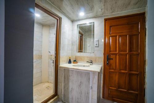 a bathroom with a sink and a shower at GÖKBÜK SERENİTY HOTEL in Belbaşı