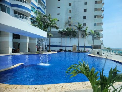 una piscina en medio de un edificio en Hermoso edificio de frente al mar, en Cartagena de Indias