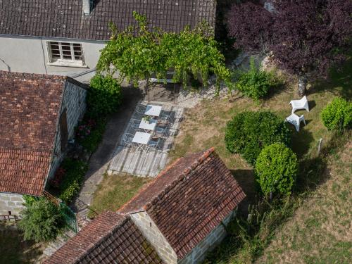 an overhead view of a backyard with a table and chairs at Gîte de la Gare aux Fleurs 