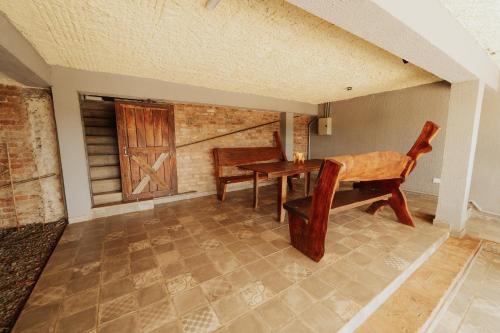 プエルトイグアスにあるISONDU Suites & Breakfastのテーブル、椅子、テーブル、窓が備わる客室です。