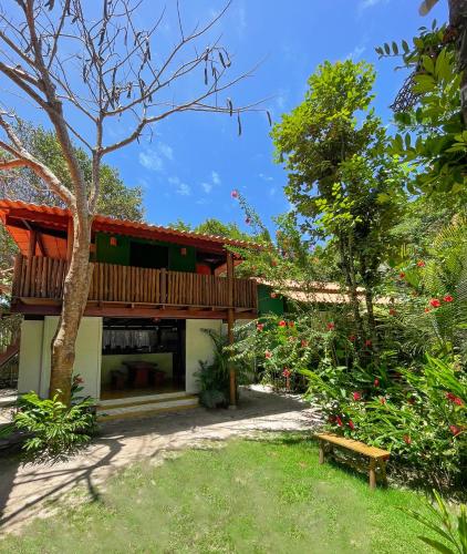 マラウにあるOLITAS - Praia de algodõesの庭にデッキとベンチがある家