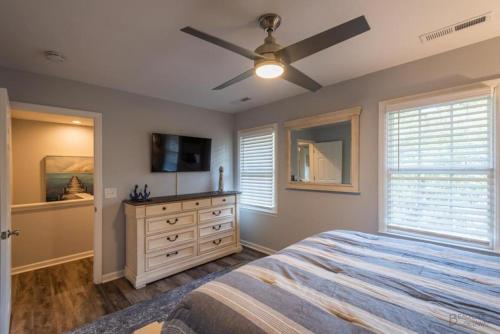um quarto com uma cama e uma ventoinha de tecto em 3414 Carolina Place em Hilton Head Island