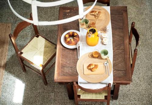 una vista aérea de una mesa con un plato de comida en Archita51, en Bernalda