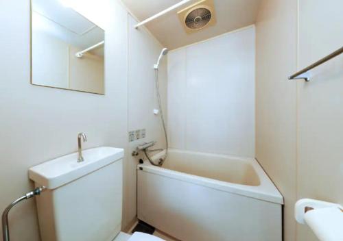 y baño con bañera, aseo y lavamanos. en ＰＩＡＺＺＡーＵ - Vacation STAY 78021v, en Tokio