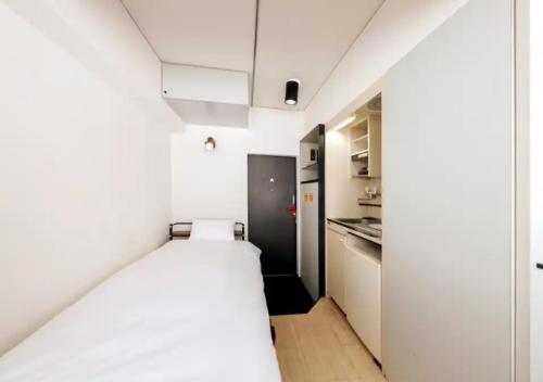 a small white room with a bed in it at ＰＩＡＺＺＡーＵ - Vacation STAY 78015v in Tokyo