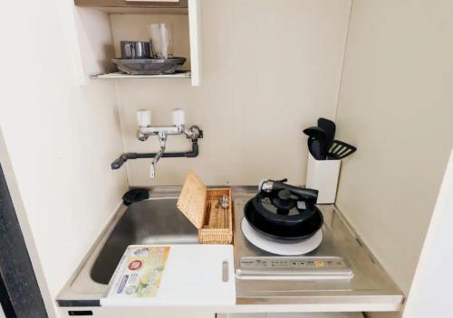 a small kitchen with a sink and a stove at ＰＩＡＺＺＡーＵ - Vacation STAY 78015v in Tokyo