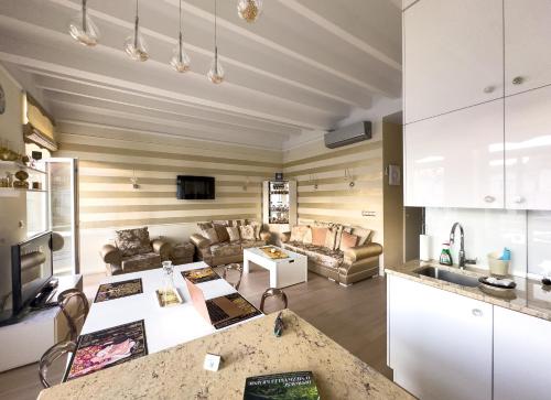TV a/nebo společenská místnost v ubytování Apartament Cesarski
