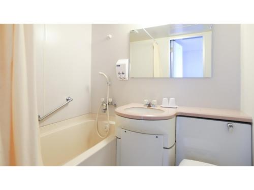 Baño blanco con lavabo y espejo en Hotel Silk in Madarao - Vacation STAY 77724v en Iiyama
