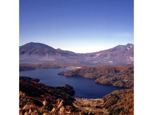 a view of a lake in the middle of a mountain at Hotel Silk in Madarao - Vacation STAY 79652v in Iiyama