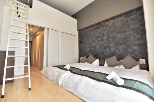 Un pat sau paturi într-o cameră la Monotone Nanba - Vacation STAY 15469
