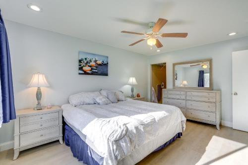 Un dormitorio con una cama y un ventilador de techo. en Fort Myers Vacation Home with Patio about 14 Mi to Beach, en Fort Myers