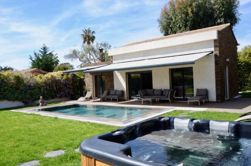 une piscine dans une cour à côté d'une maison dans l'établissement Capleouna-Villa la Cabane, à Antibes