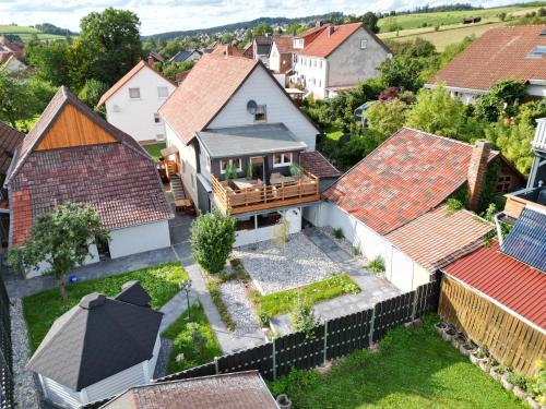uma vista aérea de uma casa com telhados em Haus der Möglichkeiten em Bad Lauterberg