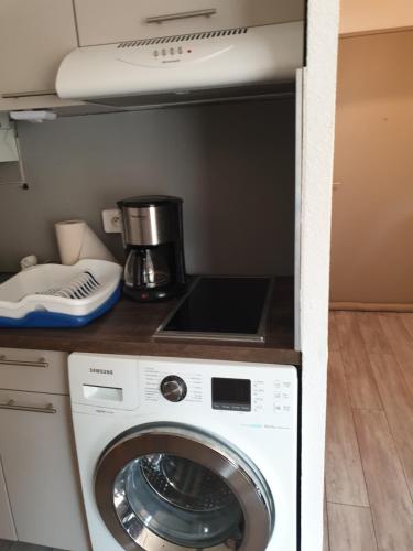 una lavadora y secadora en una casa pequeña en Appartement vacances cap d’agde, en Cap d'Agde