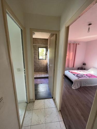 - Vistas a una habitación con cama y pasillo en Appartement proche mer gare tramway et aéroport en Niza