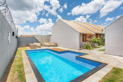 uma piscina no quintal de uma casa em Requinte, conforto e privacidade em Pirenópolis