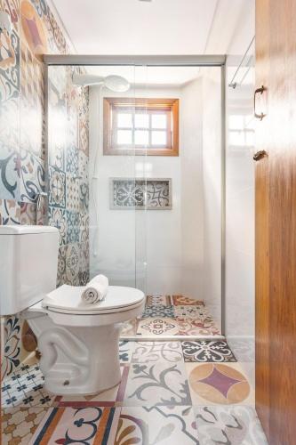 a bathroom with a toilet and a shower at Requinte, conforto e privacidade in Pirenópolis