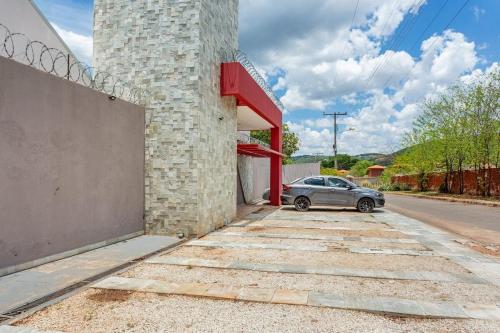 a car parked in front of a building at Requinte, conforto e privacidade in Pirenópolis