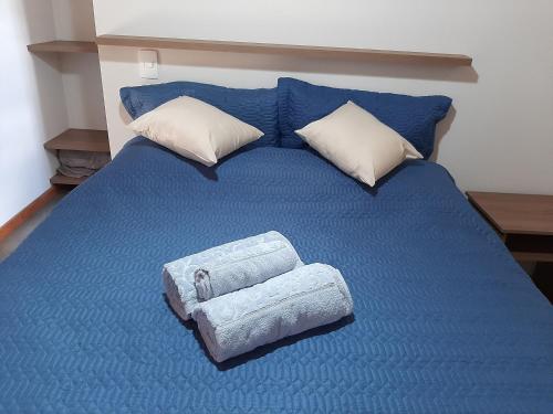 a large blue bed with two towels on it at Requinte, conforto e privacidade in Pirenópolis