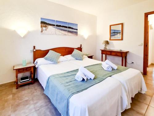 Apartamentos Calan Blanes Park, CB, APM 2142 في كالا إن بلانيس: غرفة نوم بسريرين ومكتب وسرير