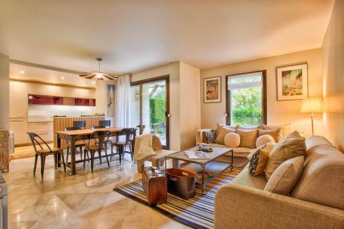 un salon avec un canapé et une table dans l'établissement The Garden - 2 Bedrooms - Garden - Deauville, à Deauville