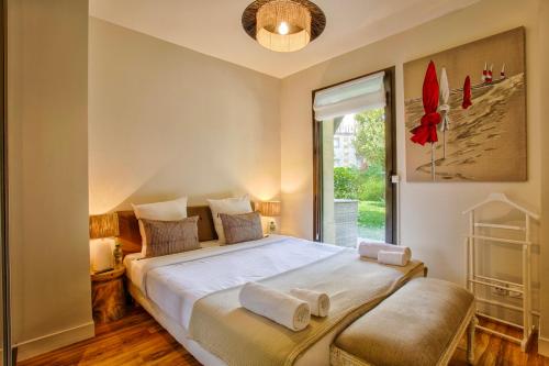 une chambre avec un grand lit et une fenêtre dans l'établissement The Garden - 2 Bedrooms - Garden - Deauville, à Deauville